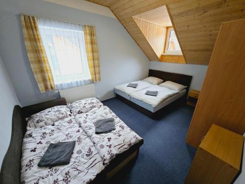 Gulta vai gultas numurā naktsmītnē Apartment Šumava Kaskady