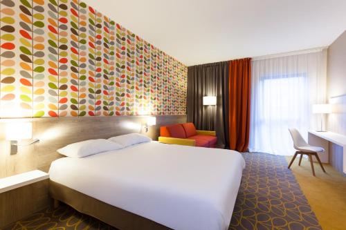 Una cama o camas en una habitación de ibis Styles Chaumont Centre Gare