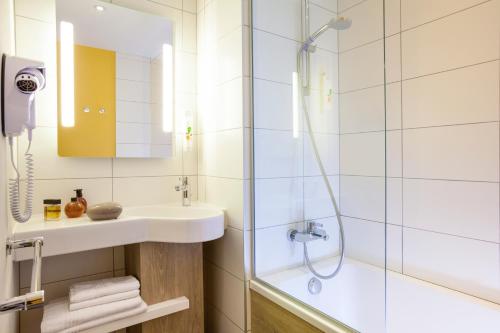 Un baño de ibis Styles Chaumont Centre Gare