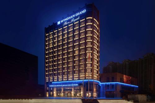 un edificio alto con luces azules encima en Wyndham Grand Plaza Royale Lugu Changsha, en Changsha