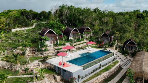 uma vista aérea de um resort com uma piscina em Wijaya Cottage Nusa Penida em Nusa Penida