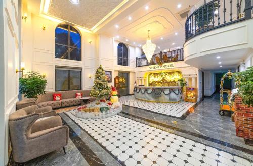 een hotellobby met een kerstboom in het centrum bij Green LP Hotel & Apartment in Vung Tau