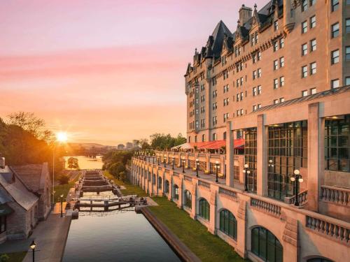 Blick auf einen Fluss zwischen zwei Gebäuden in der Unterkunft Fairmont Chateau Laurier in Ottawa