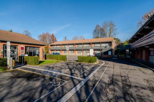 an empty parking lot in front of a building at Campanile Lille Est - Villeneuve D'ascq in Villeneuve d'Ascq