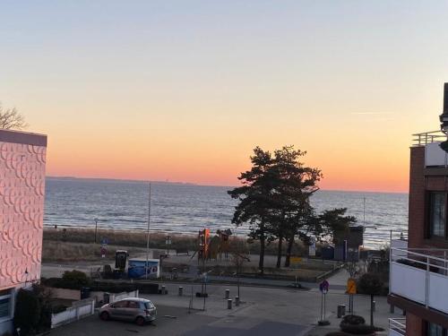 desde un edificio con vistas al océano al atardecer en Direkt am Strand in Scharbeutz, en Scharbeutz