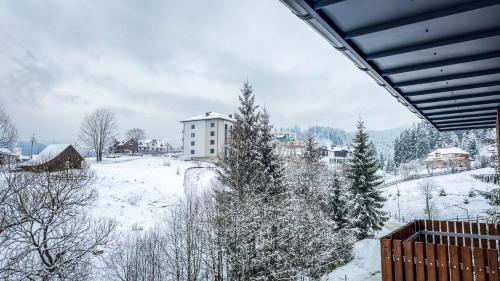 - Vistas a un pueblo cubierto de nieve y a un edificio en Lion, en Bukovel