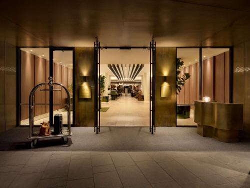 een uitzicht op een lobby met een grote spiegel bij Sofitel Sydney Wentworth in Sydney