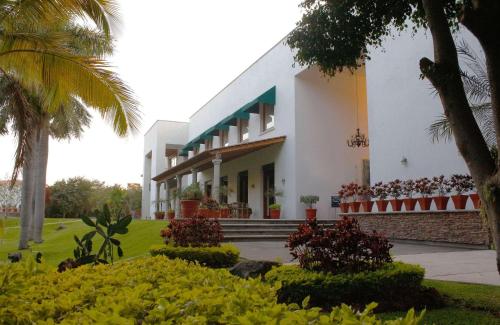 Garden sa labas ng Radisson Hotel Cuernavaca