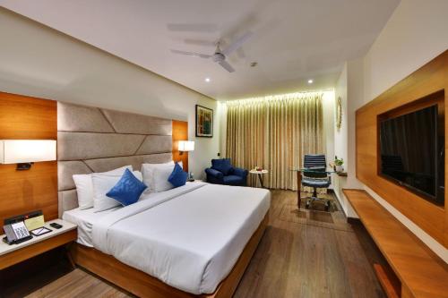 Tempat tidur dalam kamar di Hotel Atlantiis Suites Near Delhi Airport