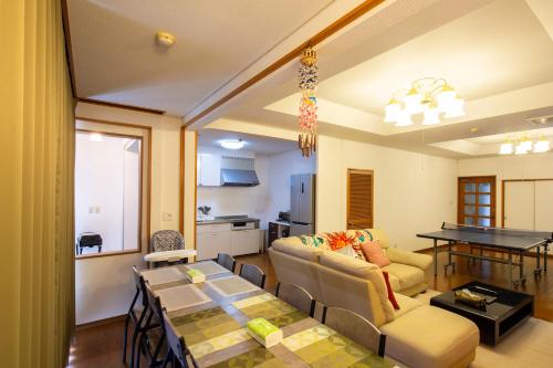 un soggiorno con divano e tavolo di Bigstone Terrace suite　堤町 ad Aomori