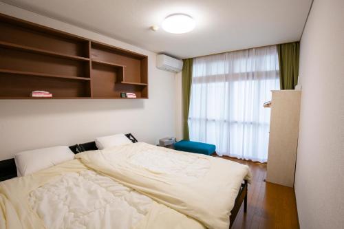 una camera con letto e finestra di Bigstone Terrace suite　堤町 ad Aomori