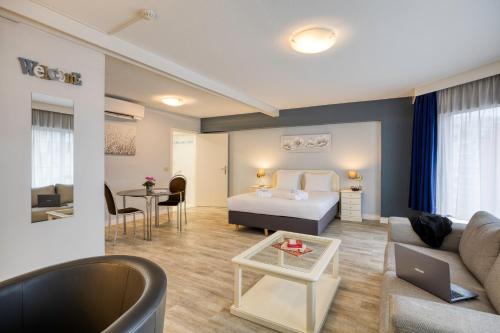 Зона вітальні в First Euroflat Hotel