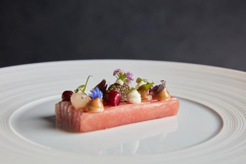 エクスマウスにあるLympstone Manor Hotel Restaurant & Vineyard - Relais & Chateauxの白皿一枚