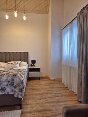 - une chambre avec un lit et une fenêtre dans l'établissement Apartament z jacuzzi U Parów, à Białka Tatrzańska