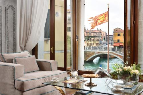 uma sala de estar com uma janela com vista para uma ponte em Swan Dolce Vita em Veneza