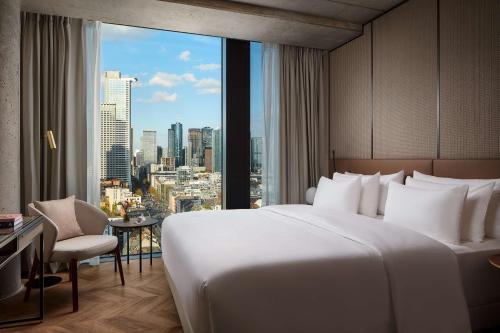 Cama ou camas em um quarto em NH Collection Frankfurt Spin Tower