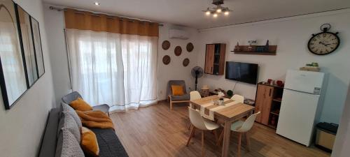 un soggiorno con tavolo e una sala da pranzo di LuengiHouse - Espectacular apartamento con piscina a Lloret de Mar