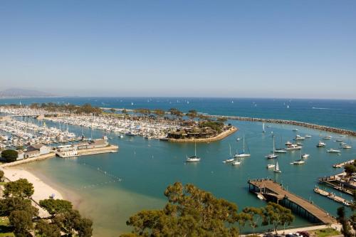 una vista aerea di un porto con barche in acqua di Blue Lantern Inn, A Four Sisters Inn a Dana Point