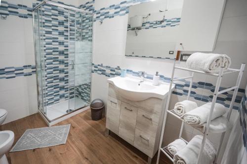 a bathroom with a sink and a shower at Silvia Casa Vacanze in Porto Cesareo