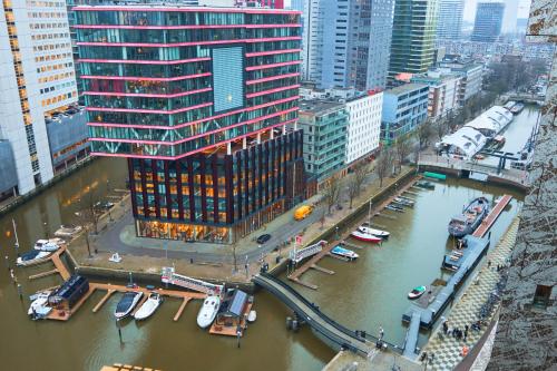 una vista aérea de una ciudad con barcos en un río en De Coaster & Aquarium, en Róterdam