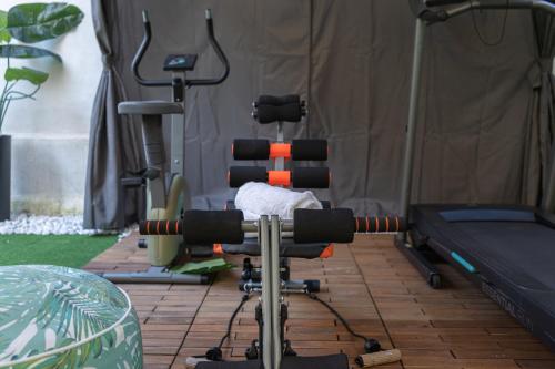 Zimmer mit Fitnessgeräten in einem Zelt in der Unterkunft Relax room Apartment in Rom