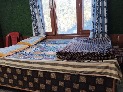 Ένα ή περισσότερα κρεβάτια σε δωμάτιο στο ROOP MOUNTAIN HOMESTAY