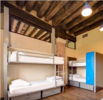 Tempat tidur dalam kamar di Generator Venice