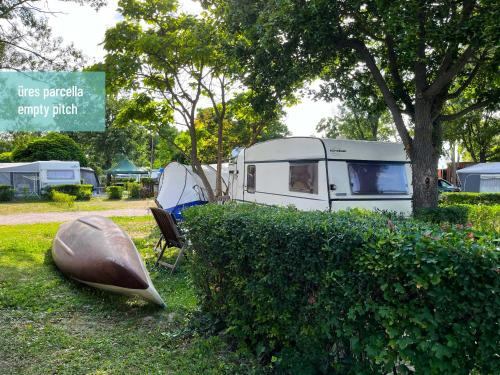 Garður fyrir utan Aranypart Camping - Lakókocsi parcellák