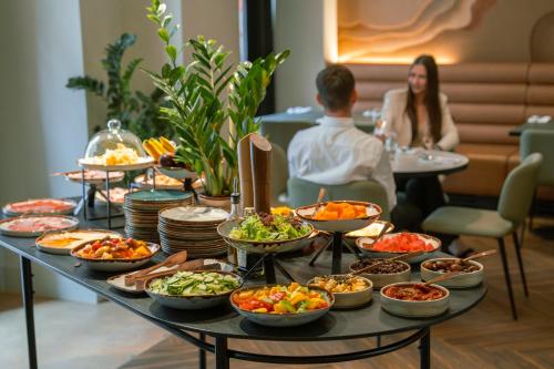 een buffet van eten op een tafel in een restaurant bij OREA Place Seno in Praag