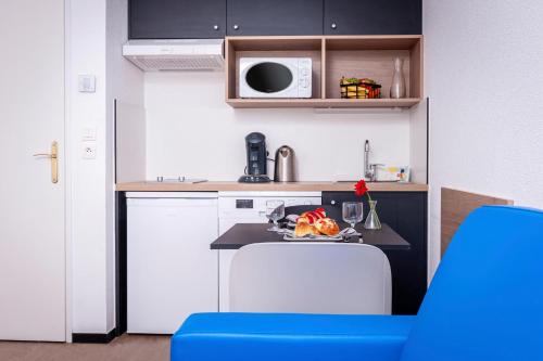 Nhà bếp/bếp nhỏ tại Apparthotel Le Hüb Grenoble