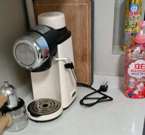 a coffee maker sitting on a counter next to a blender at Shanghai Yi Du B&B - Near Nanjing West Road commercial district, 350 walk from the Natural History Museum subway in Shanghai