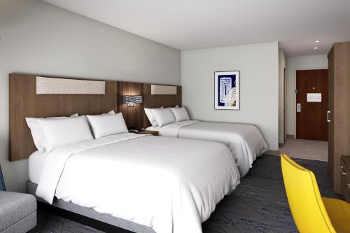 Tempat tidur dalam kamar di Holiday Inn Carbondale - Conference Center, an IHG Hotel