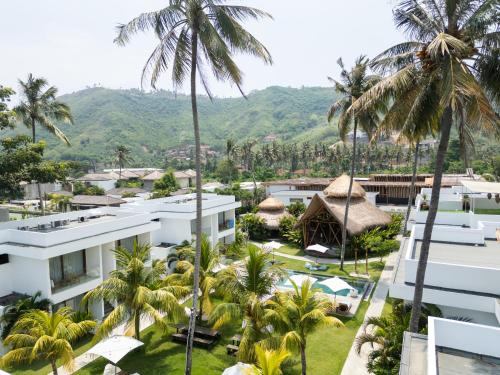 Luftblick auf ein Resort mit Palmen in der Unterkunft Sikara Lombok Hotel in Kuta Lombok