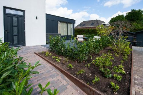 een tuin voor een huis met planten bij Boutique Hotel Villa Elise in Winterswijk