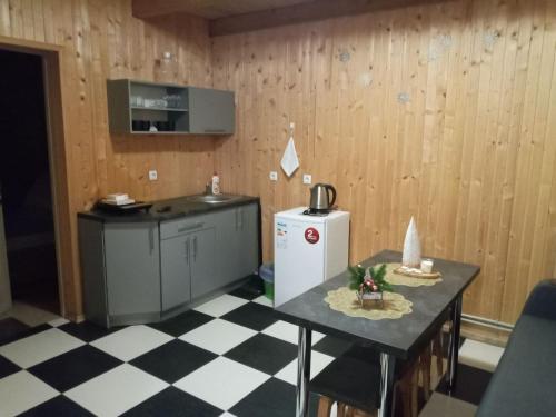 Kitchen o kitchenette sa Котеджі Зоряне Небо