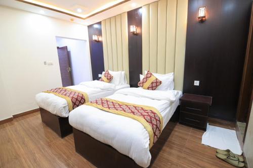 เตียงในห้องที่ Galaxy Inn Hotel & Appartments