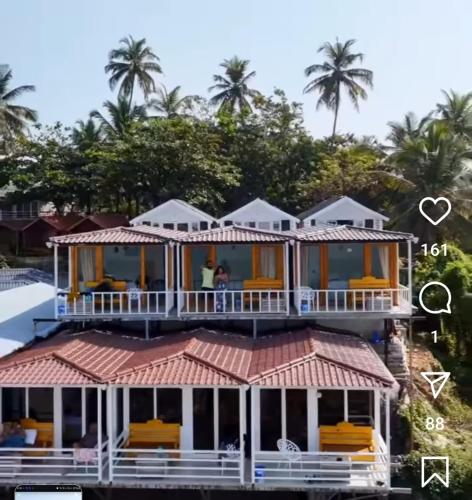 Ein Haus auf dem Wasser mit Herz drauf in der Unterkunft Pacific Sunset View Palolem in Palolem