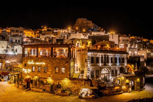 Una vista general de Üçhisar o una vista desde la ciudad tomada desde el hotel