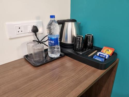 bandeja con una botella de agua encima de un mostrador en The Elements Inn, en Madurai