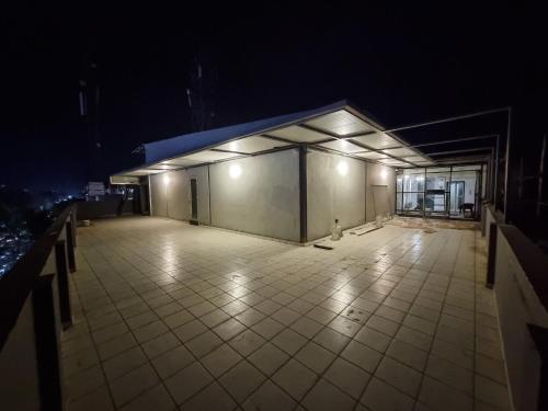 un gran edificio con luces encendidas por la noche en The Elements Inn, en Madurai