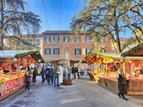 un groupe de personnes qui traversent un marché ouvert dans l'établissement Locanda San Paolo, à Monza