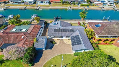 z góry widok na dom z panelami słonecznymi na dachu w obiekcie Hibbard Waterfront Escape w mieście Port Macquarie