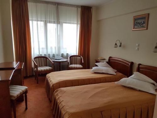 A bed or beds in a room at Hotel Moldova