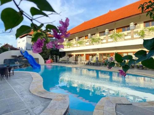 - Vistas a la piscina del hotel en Marine Bay Sanur, en Sanur