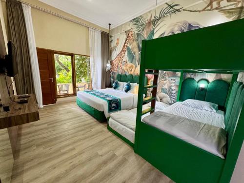 1 dormitorio con 2 camas y un mural de una jirafa en Marine Bay Sanur, en Sanur