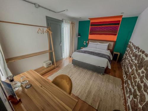 une chambre d'hôtel avec un lit et une table dans l'établissement Viajero Kokopelli Cusco Hostel, à Cusco