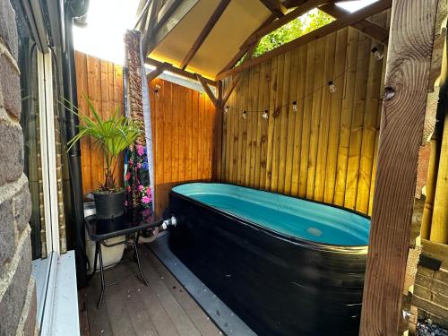 Φωτογραφία από το άλμπουμ του Blue Riad Hot tub and fireplace luxury apartment σε East Grinstead