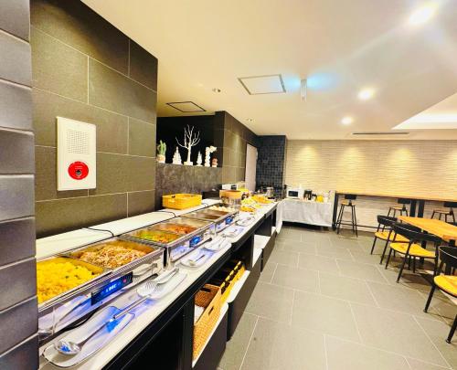 un buffet avec de nombreux types de nourriture différents dans l'établissement 嵐 Hotel Arashi 難波南店 Nambaminami, à Osaka