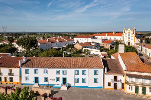 una vista aerea di un villaggio con edifici di Villa Alter ad Alter do Chão