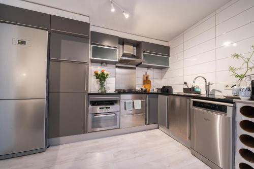 A kitchen or kitchenette at Hello Noordwijk - Souterrain Hoogwakersbosstraat 6